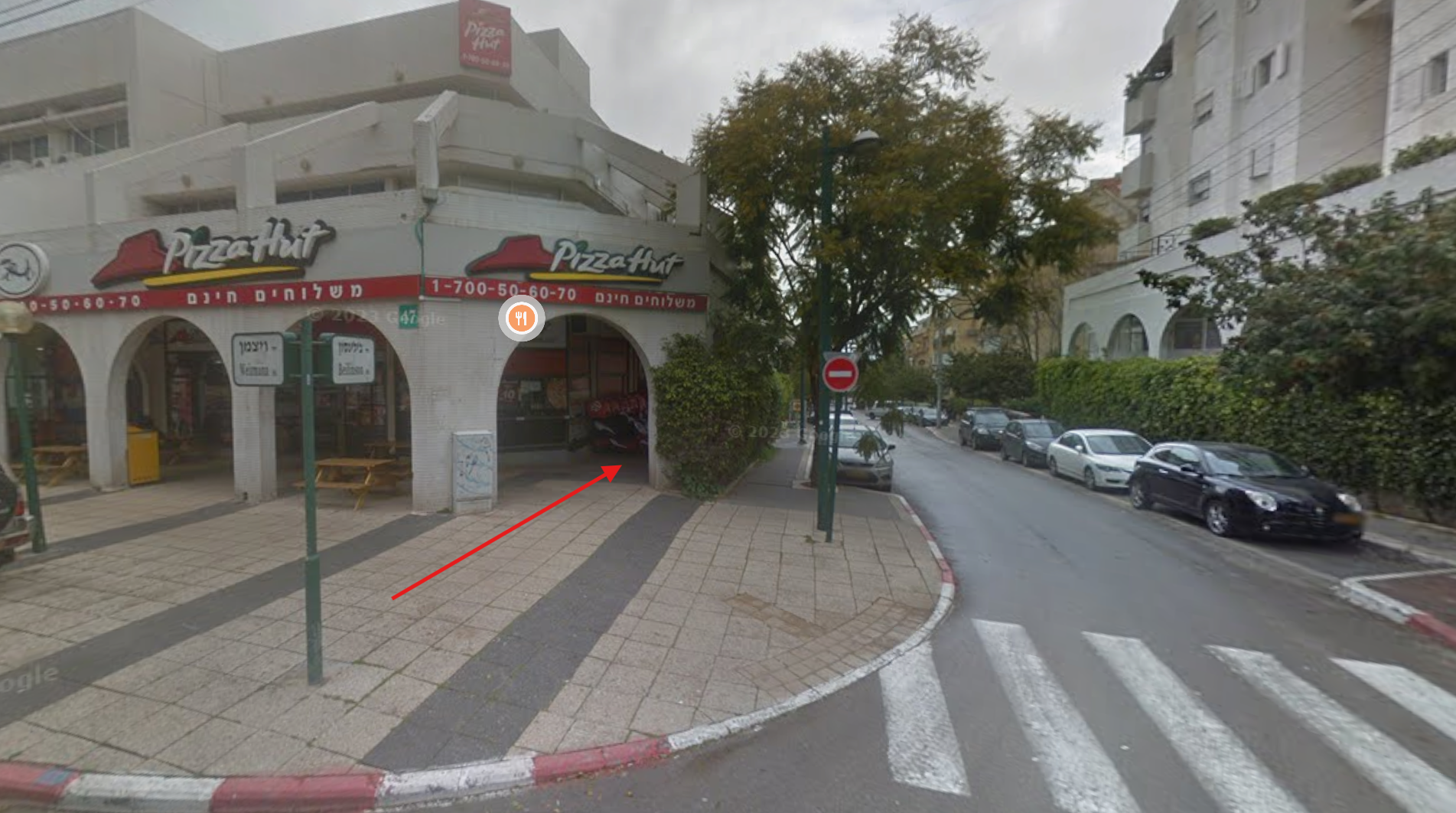 מבט לרחוב ויצמן 47 והכניסה לבניין